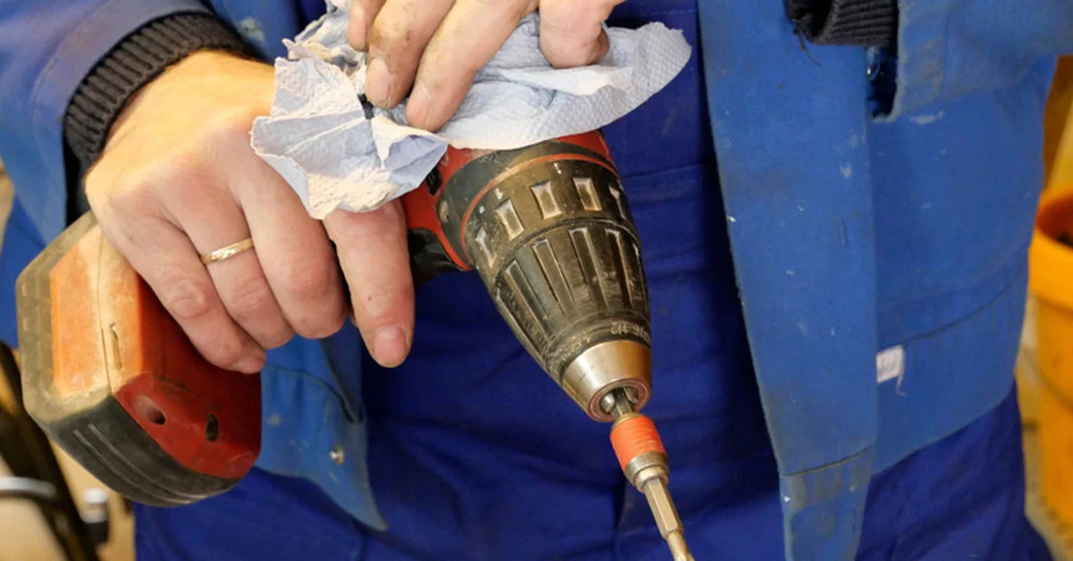 clean power tools and cordless tools 3 نحوه نگهداری و تمیز کردن ابزارهای برقی و شارژی